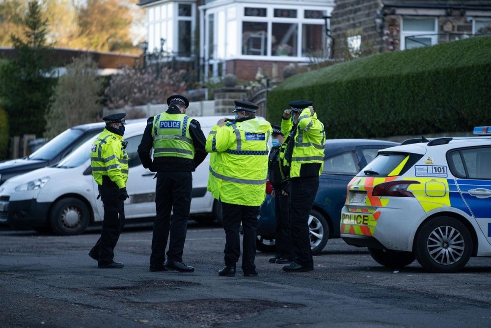 Un adolescent a fost atacat cu maceta în plină stradă, în UK. Una dintre mâini i-a fost „complet tăiată”